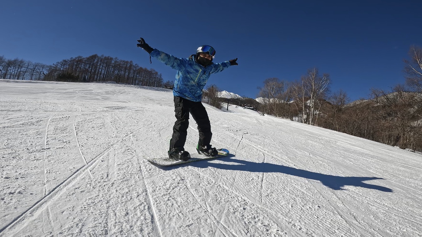 Aman snowboarding